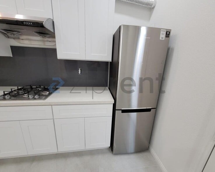 Building Photo - Unit 2