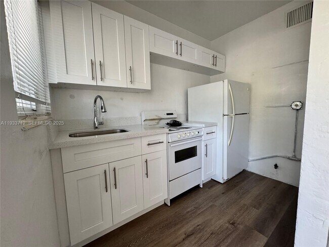 Building Photo - 251 Hibiscus Dr