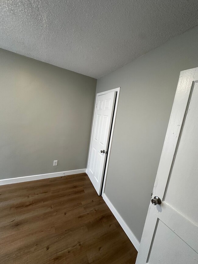 Building Photo - Fully Remodeled 2 Bed 1 Bath Duplex