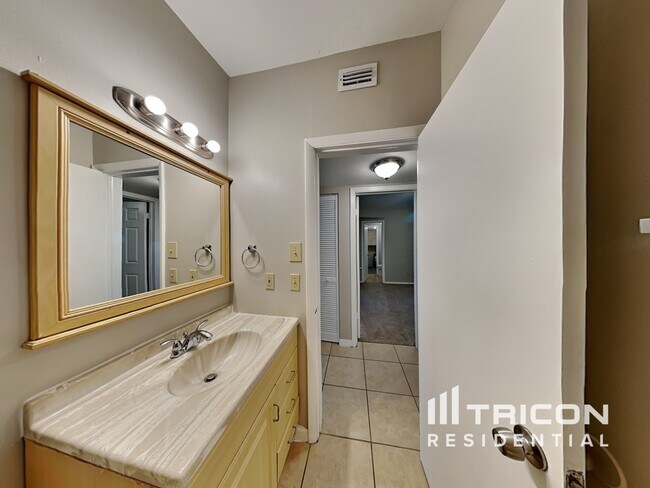 Building Photo - 2869 Webley Dr NE