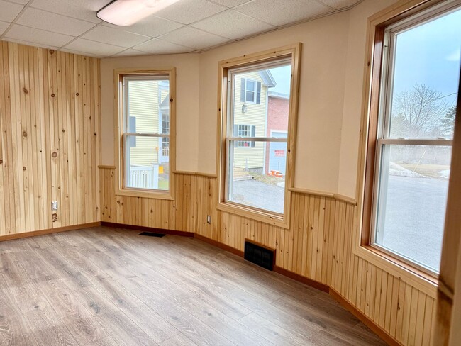 Building Photo - Well maintained inside and out