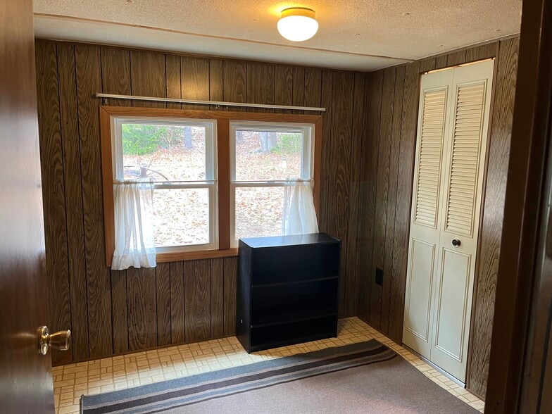 Smaller Bedroom - 103 May St