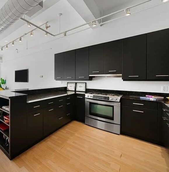 Building Photo - 618 Columbus Ave