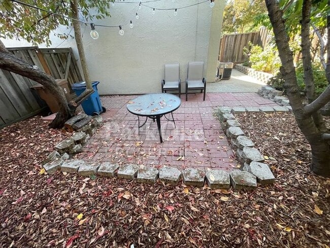 Building Photo - Spacious Town house in Pleasant Hill Now Available!