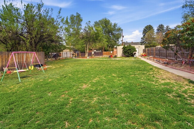 Building Photo - $1,345.95, 1 Beds - 1 Bath, Condo in Denver with Onsite Laundry!