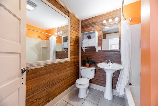 Building Photo - 2824 Banks St