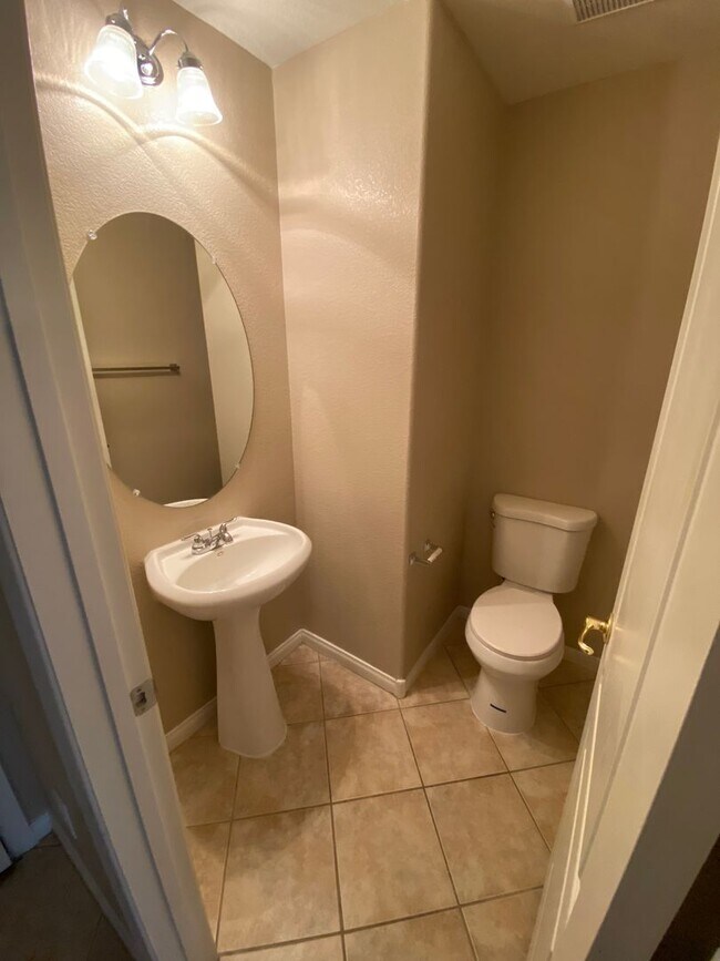 Building Photo - Wonderful 4 bed/2.5 bath home located in Summerlin