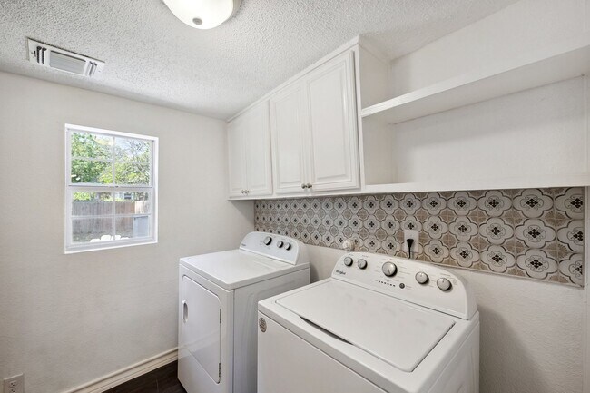 Building Photo - 3 Bedroom Single Family Home in San Antonio
