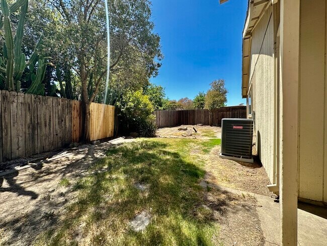 Building Photo - Charming 2 bedroom 2 bathroom home located in south Sacramento!