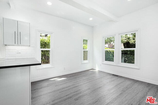 Building Photo - 8718 Rosewood Ave