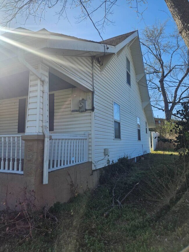 Building Photo - WOW! Look at this property ! You cant beat this price!