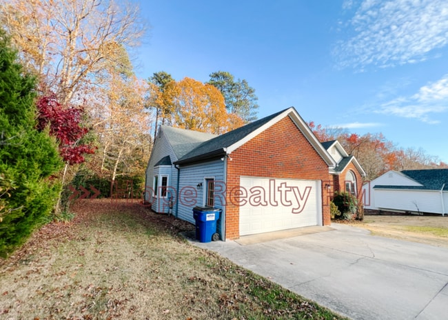 Building Photo - 5711 Meadowood Ln