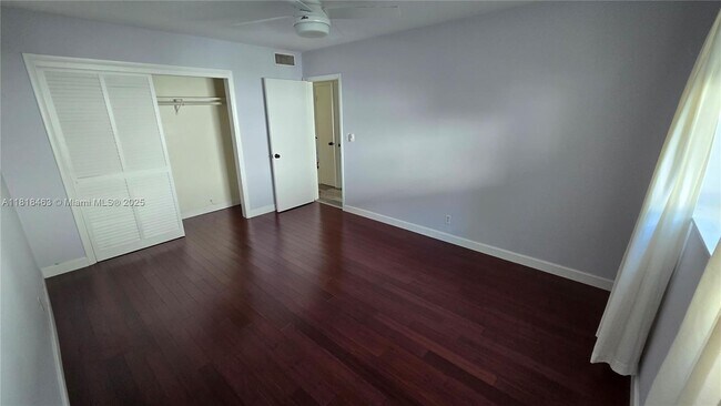 Building Photo - 2110 NE 39th St