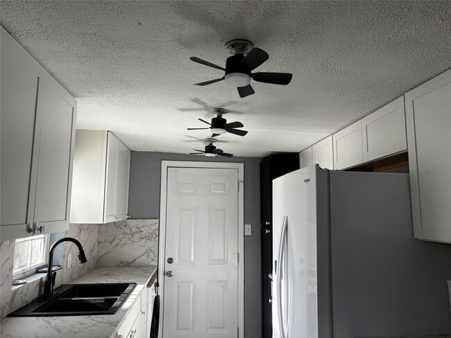 Building Photo - 100 Ross St