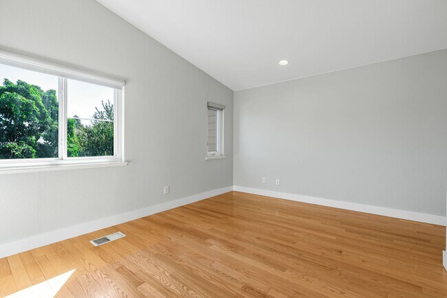 Building Photo - Modern 2BD/2BA Townhome w/ Private Yard, Garage & Smart Features — Near Downtown Oakland