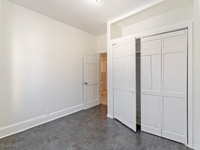 Building Photo - 16 Tulip St