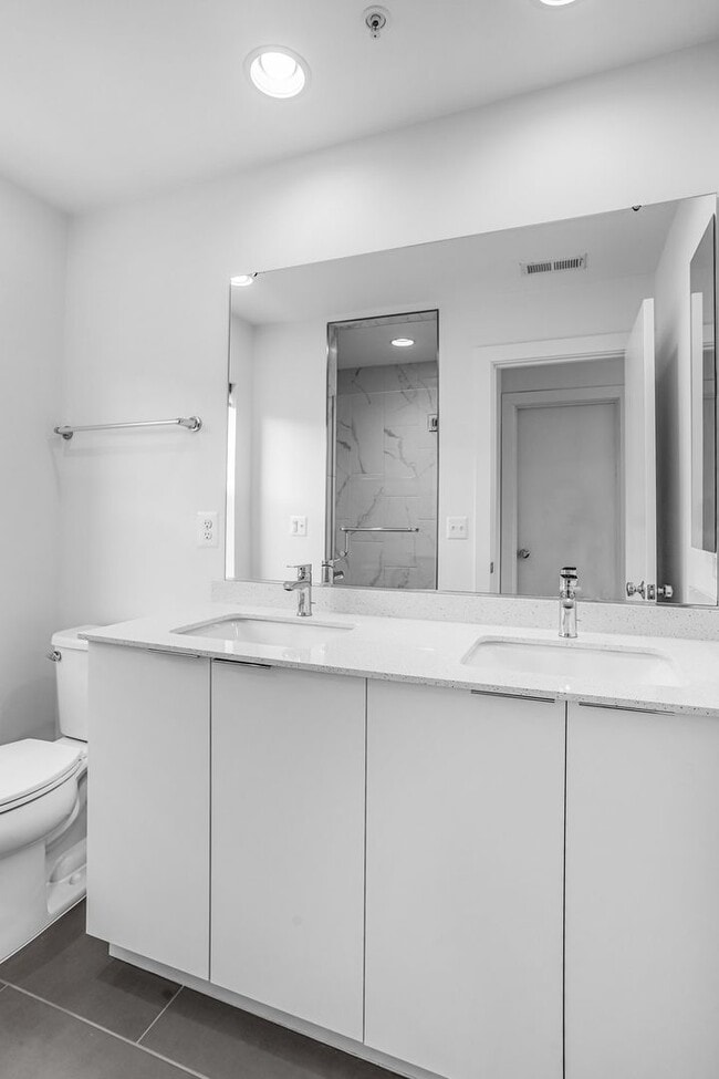 Building Photo - Spacious 4-level Home| 3 bedrooms + Garage parking!