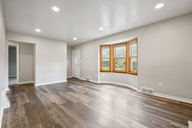 Building Photo - 3302 South Park Rd