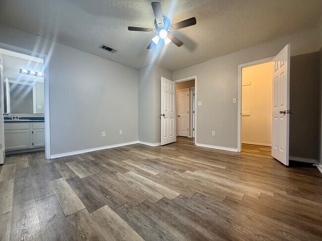 Building Photo - 13907 Rockinghorse Ln
