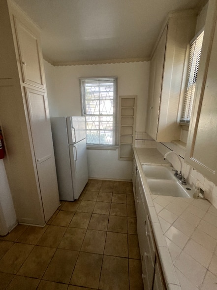 Building Photo - 141 1/2 Sweetzer Ave