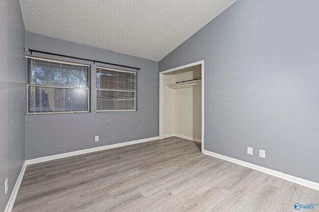 Building Photo - 2014 Colony Dr SW