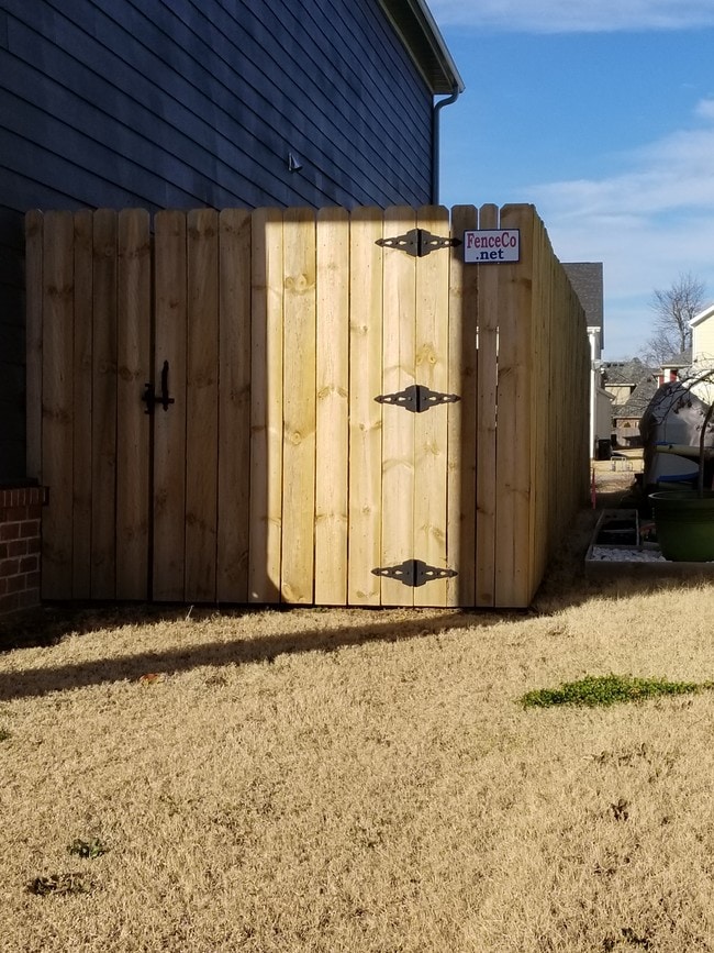 New fenced area for small pet - 6513 Knollview W Way