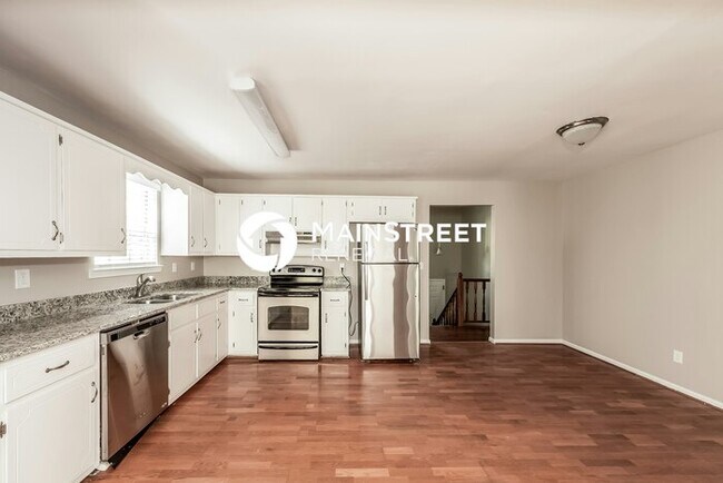 Building Photo - 4 Bedroom Pet-Friendly Home in Birmingham, AL with Main Street Renewal