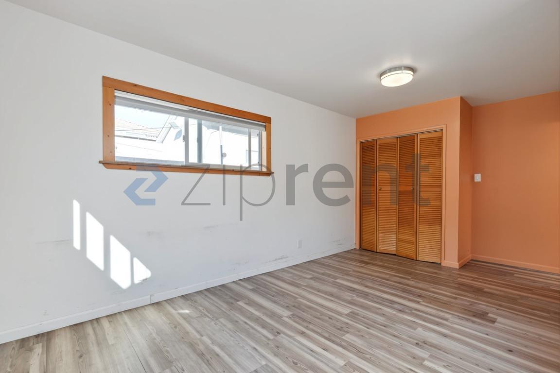 Building Photo - Unit B