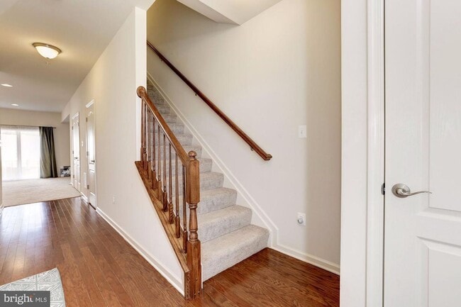 Building Photo - Gorgeous townhouse for rent