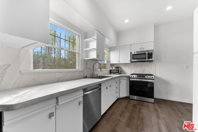 Building Photo - 33 Wavecrest Ave