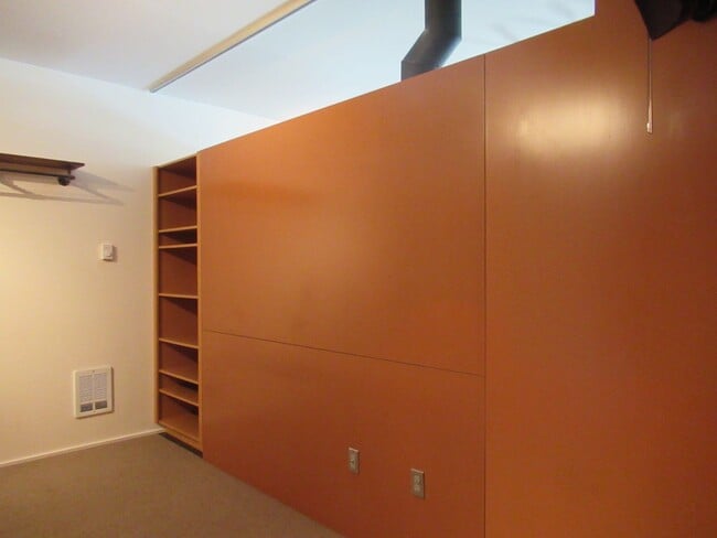 Building Photo - Well Maintained 1 bedroom, 1 bath condo on...