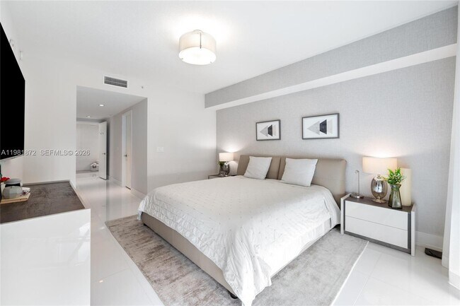 Building Photo - 300 Sunny Isles Blvd