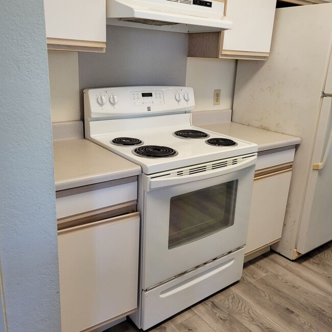 Building Photo - Northpointe Townhouse - 2 bedrooms, 2 baths, 2 parkings