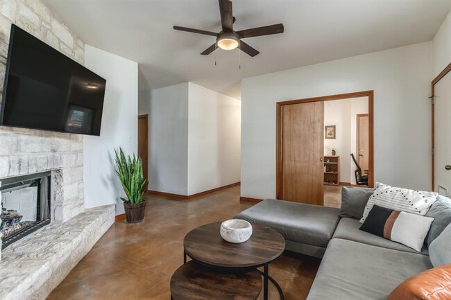 Building Photo - 2551 Spring Valley Dr