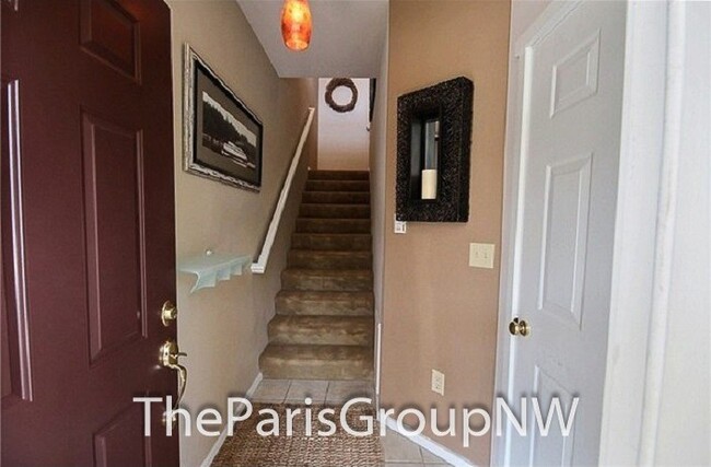 Building Photo - Gorgeous Renton Highlands Condo * Attached...