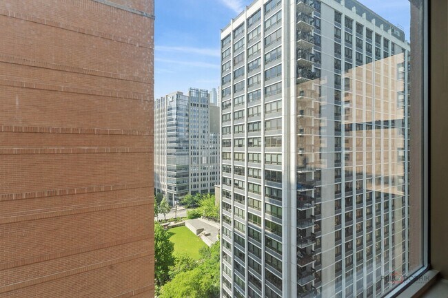Building Photo - 247 E Chestnut St