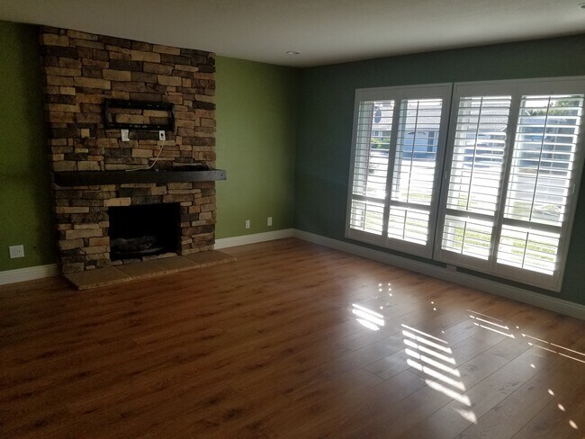 Building Photo - Gorgeous Home in a Quiet Neighborhood!