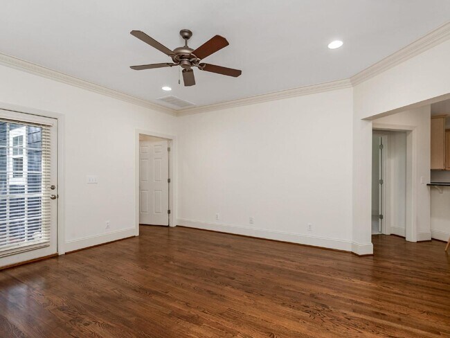 Building Photo - Super cute bungalow in Chantilly with rocking chair front porch!