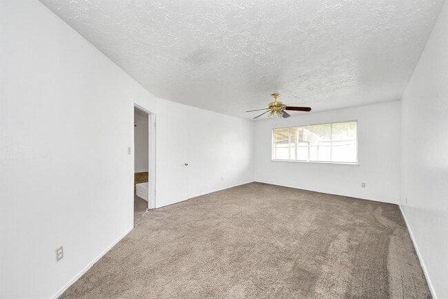 Building Photo - 13610 Piney Oaks Dr
