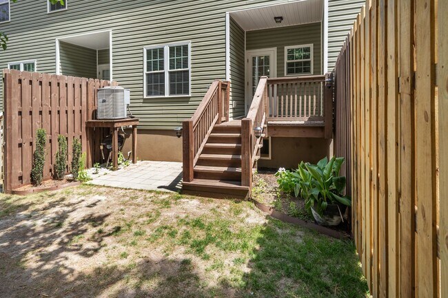 Building Photo - 3 Bedroom Townhome Across from Richmond Hill Golf Club