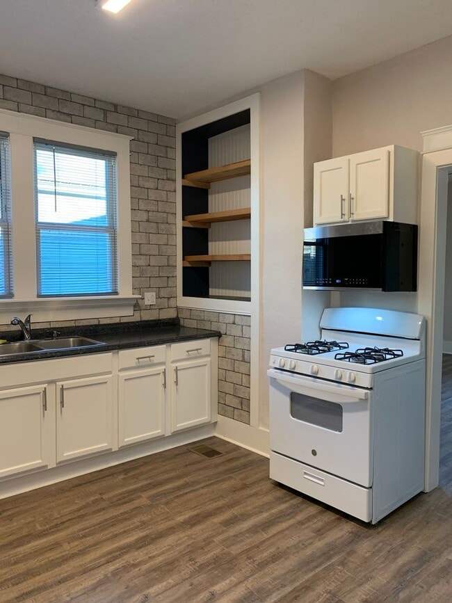 Building Photo - 2 Bed/2 Bath- Newly Renovated!!