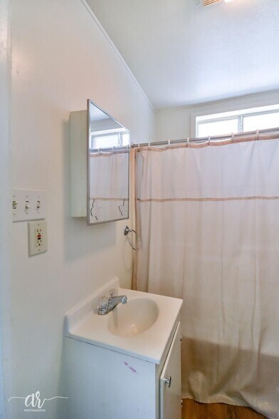 Building Photo - 1329 S 11th St