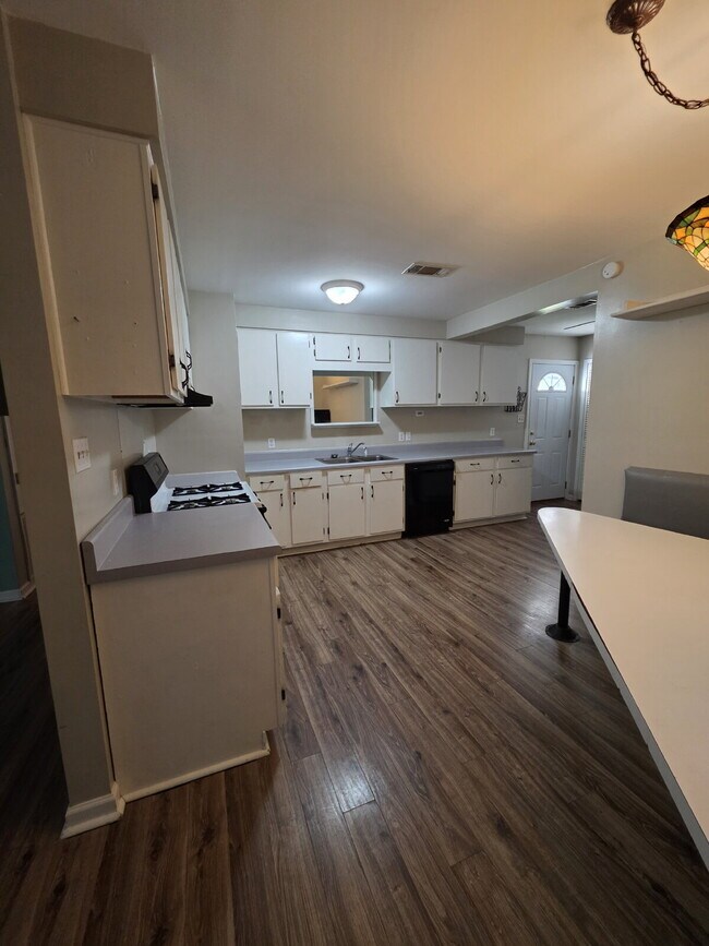 Building Photo - Darling home ready for you!