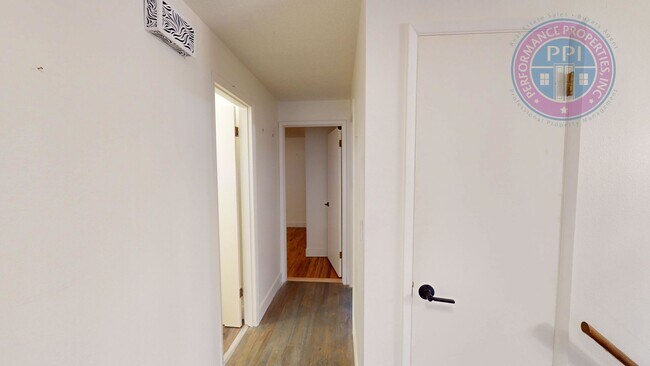 Building Photo - * DESIRABLE MILWAUKIE HOME!  A GARDENER'S ...