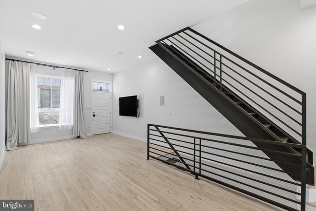 Building Photo - 1448 N Myrtlewood St