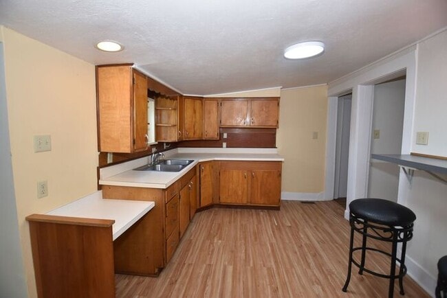 Building Photo - Close to Downtown Mishawaka- 2 bedroom duplex apartment