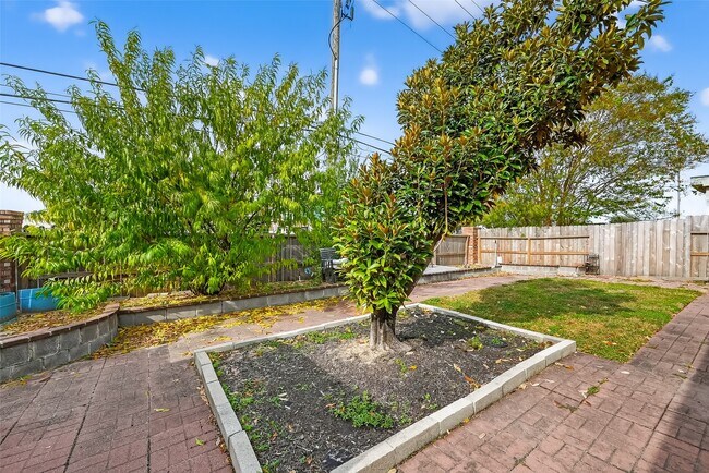 Building Photo - 5623 Brookhollow Oaks Trail