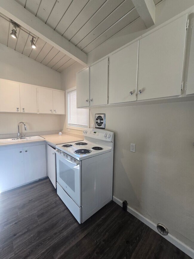 Primary Photo - 2 bed / 1 bath Duplex