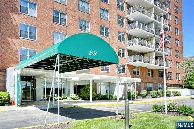Building Photo - 301 Beech St