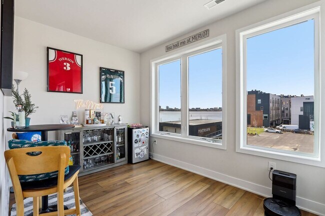 Building Photo - Gorgeous 3BD/2.5BA Waterfront Townhome!